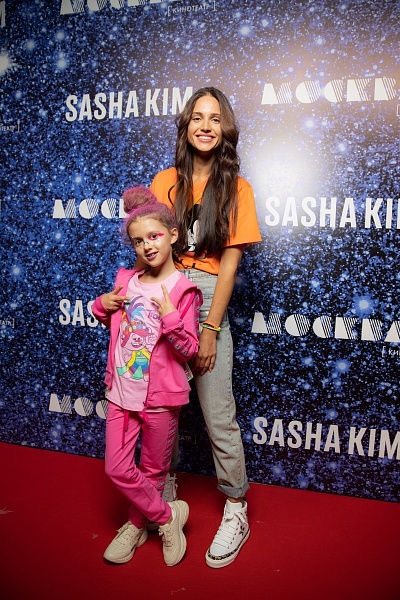 Дарья Водяхина с дочерью Никой в костюме из коллекции SASHA KIM "TROLLS" на показе SASHA KIMxUNIVERSAL и премьере "Тролли: Мировой Тур"