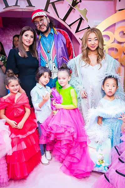 Филипп Киркоров с дочерью Аллой-Викторией и сыном Мартином-Кристином, Евгения Ким с дочерью Сашей, Жасмин с дочерью Маргаритой