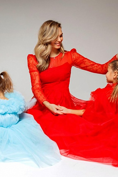 Екатерина Доманькова с дочерьми в платьях SASHA KIM