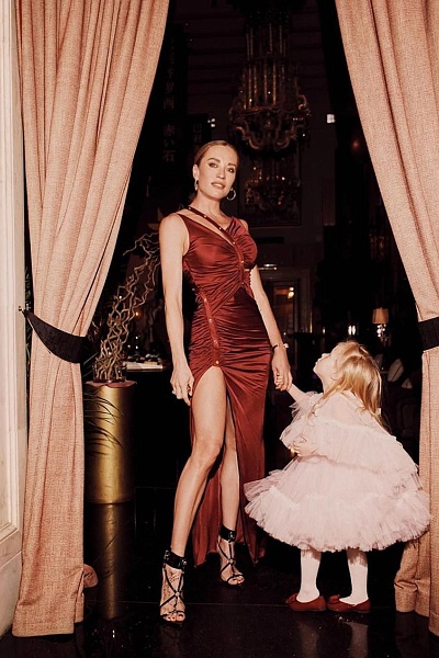 Наталья Давыдова с дочерью Милой в платье SASHA KIM