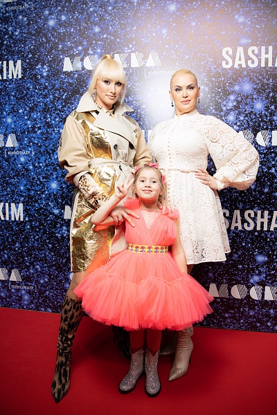 Алина Буре с дочерью Палиной в платье из коллекции SASHA KIM "TROLLS" на показе SASHA KIMxUNIVERSAL и премьере "Тролли: Мировой Тур"