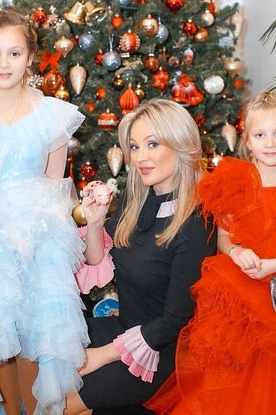 Инна Михайлова с дочерьми – Марией и Иванкой - в платьях SASHA KIM