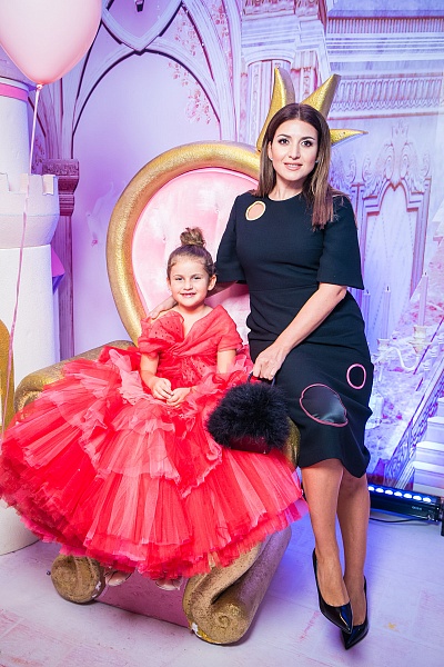 Жасмин с дочерью - Маргаритой Шор - в платье SASHA KIM