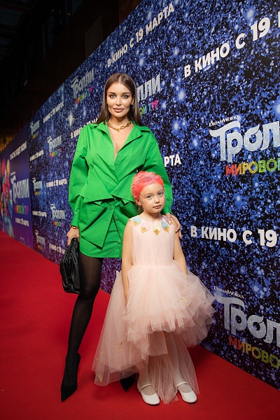 Дарья Коновалова с дочерью Софи в платье SASHA KIM "TROLLS" на премьере "Тролли: Мировой Тур"