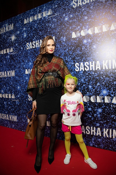 Софья Карпунина с дочерью Климентиной Шипенко в костюме из коллекции SASHA KIM "TROLLS" на показе SASHA KIMxUNIVERSAL и премьере "Тролли: Мировой Тур"