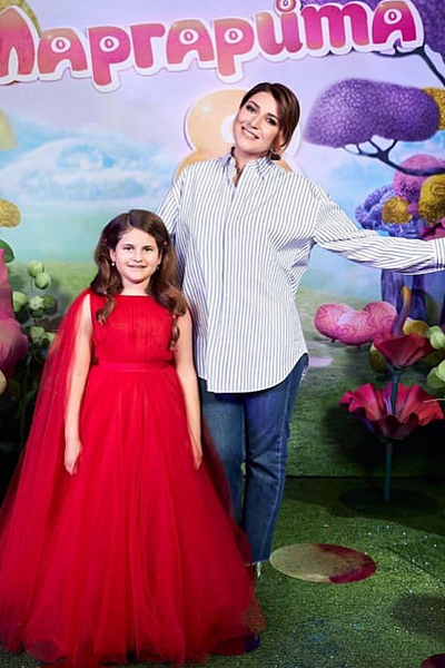 Жасмин с дочкой Маргаритой в платье SASHA KIM