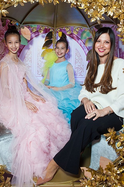 Яна Батыршина с дочерьми – Мариям и Айлой - в платьях SASHA KIM