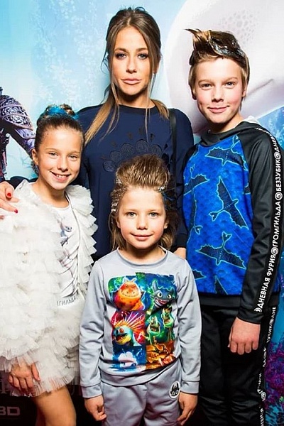 Юлия Барановская с детьми - Яной, Артемом и Арсением - на показе SASHA KIM x UNIVERSAL