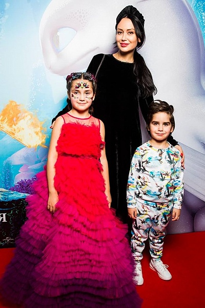 Элина Джанибекян с детьми - Эвой и Арамом - на показе SASHA KIM x UNIVERSAL